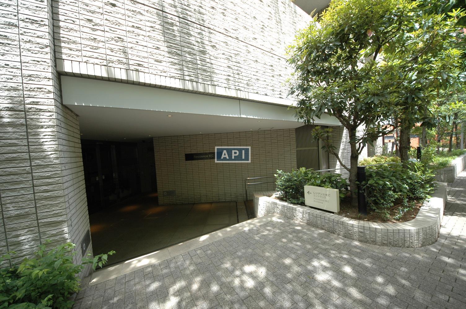 Entrance | ROPPONGI HILLS RESIDENCE B TOWER Exterior photo 17