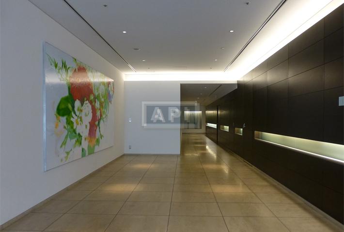 Sharing Hallway | ROPPONGI HILLS RESIDENCE B TOWER Exterior photo 05