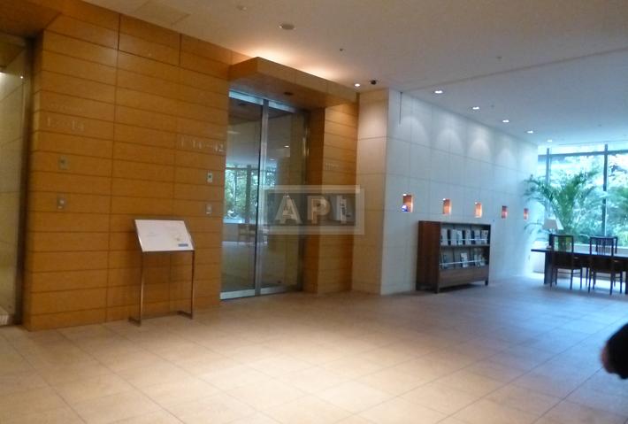 Elevator Hall | ROPPONGI HILLS RESIDENCE B TOWER Exterior photo 08