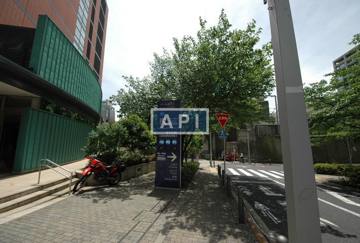 Car Parking | ROPPONGI HILLS GATE TOWER RESIDENCE Exterior photo 09