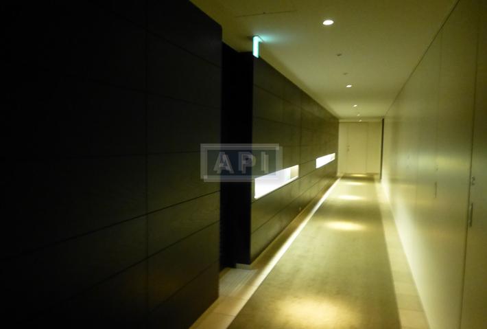 Sharing Hallway | ROPPONGI HILLS RESIDENCE C TOWER Exterior photo 08