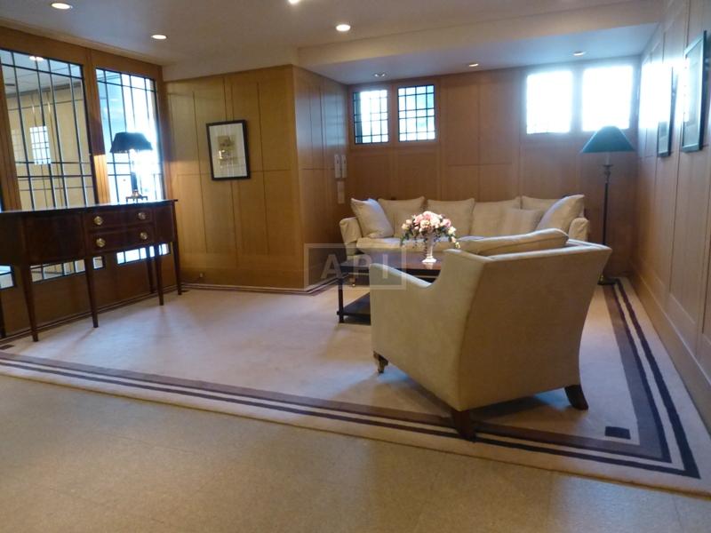 Lobby | RESIDENCE DAIKANYAMA Exterior photo 05