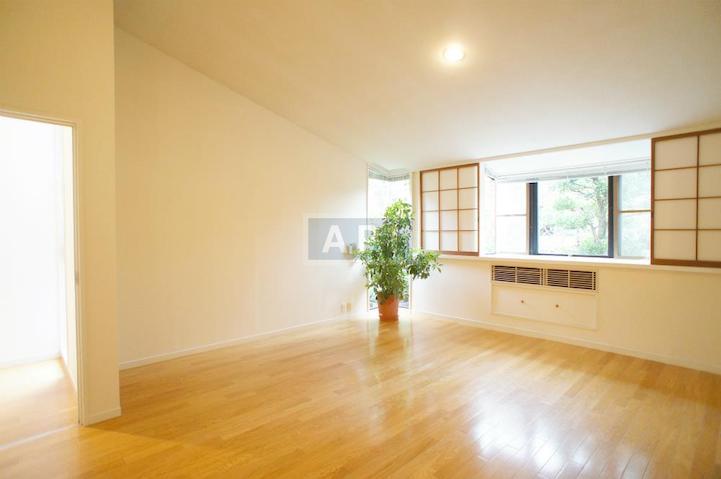  | SENZOKUIKE GARDEN HOUSE Interior photo 05
