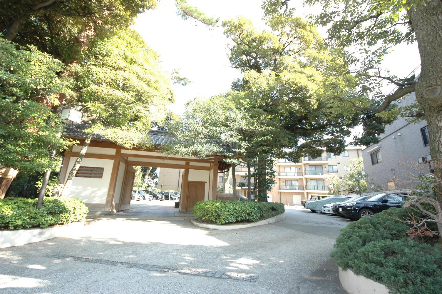 Entrance | YOYOGI TERRACE APARTMENT Exterior photo 02