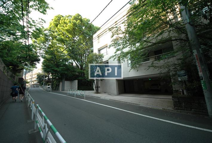 Facade/Parking | FOREST NAMPEIDAI Exterior photo 02