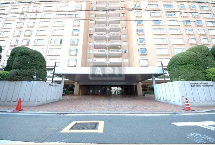 Entrance | MINAMI-AOYAMA DAIICHI MANSIONS Exterior photo 03