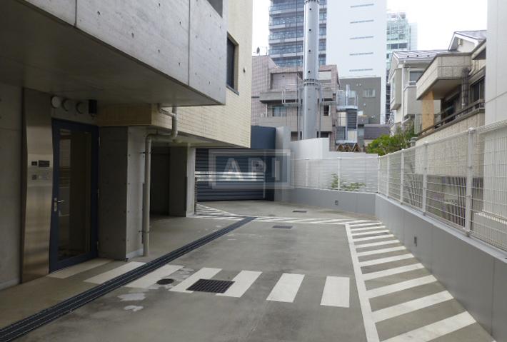 Parking | MINAMI-AOYAMA RISE HOUSE Exterior photo 05