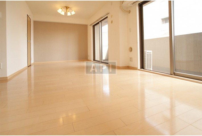  |  Interior photo 02