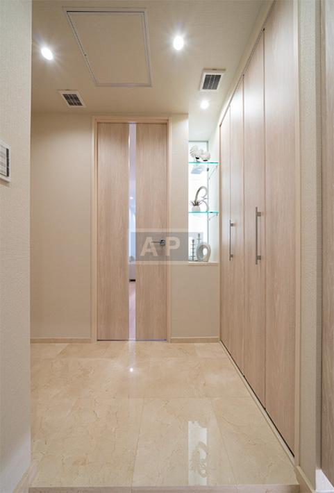  |  Interior photo 14