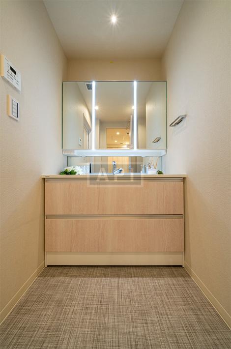  |  Interior photo 10