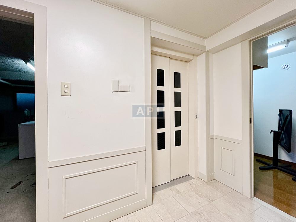  |  Interior photo 14