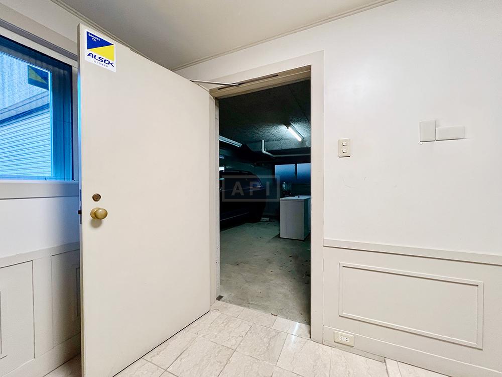  |  Interior photo 17