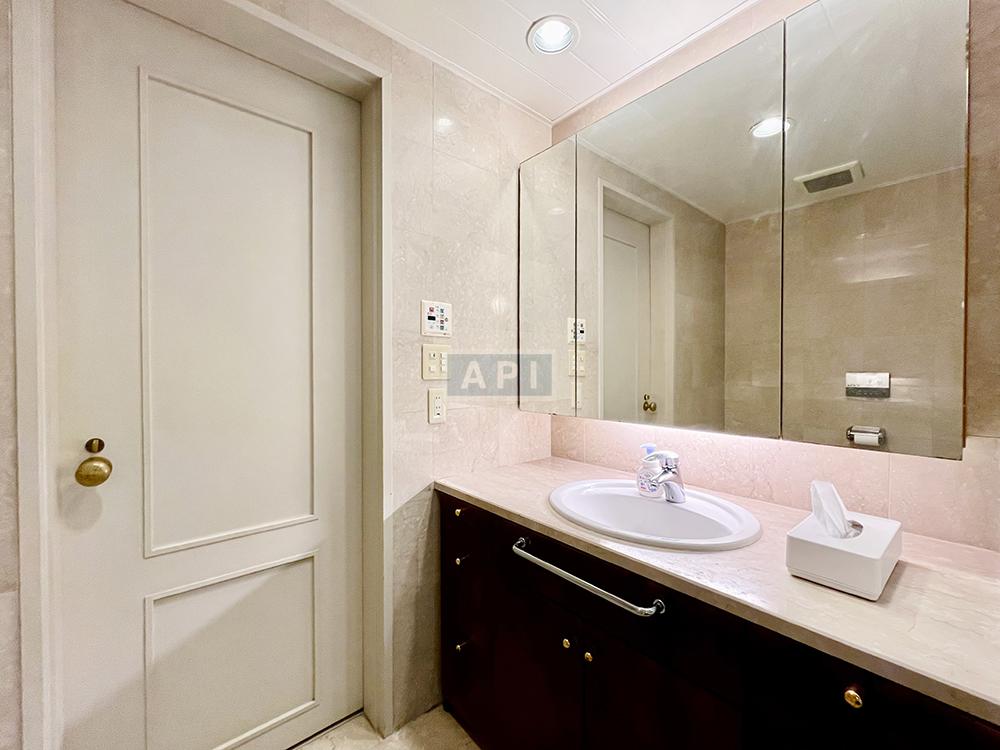  |  Interior photo 10