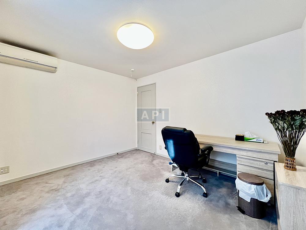  |  Interior photo 06