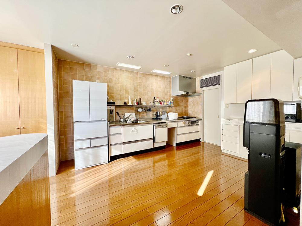  |  Interior photo 04