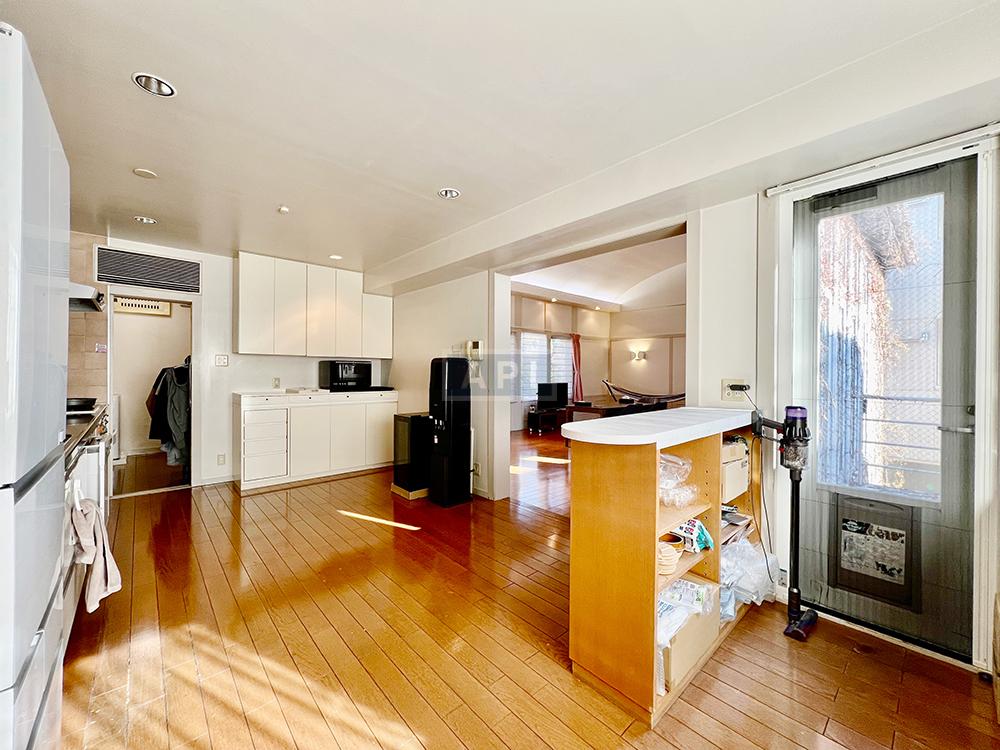  |  Interior photo 05