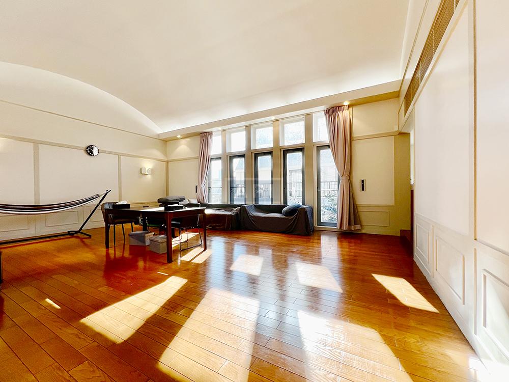  |  Interior photo 02