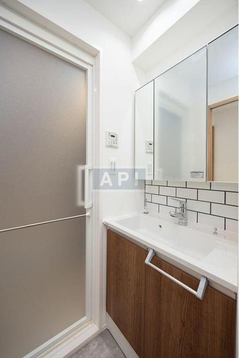  |  Interior photo 09