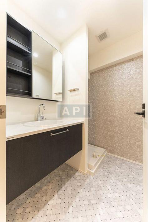  |  Interior photo 13