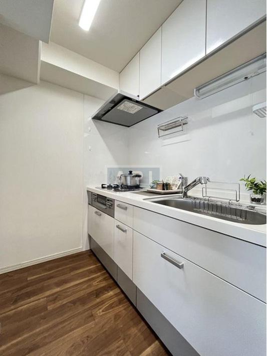  |  Interior photo 06