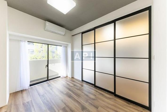  |  Interior photo 02