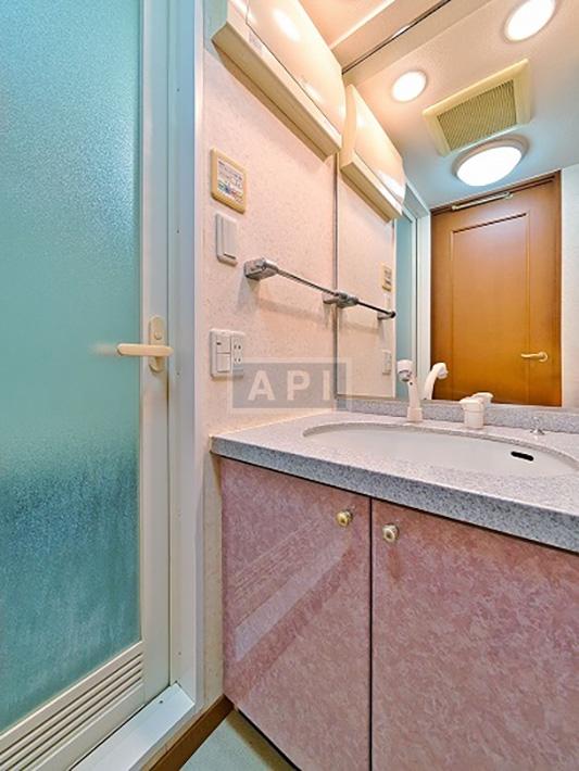  |  Interior photo 04